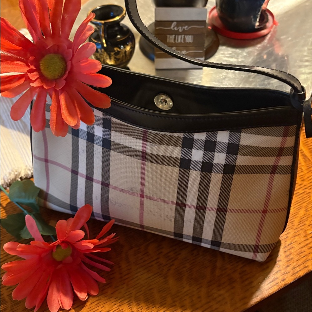 🔥SOLD!! No longer available! Stylish Burberry pochette in black and red check!